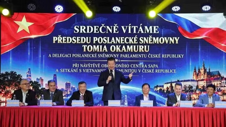 Czech lower house speaker visits Vietnamese community in Prague